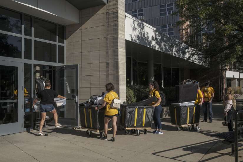 Iowa university students move in expecting more normal college experience