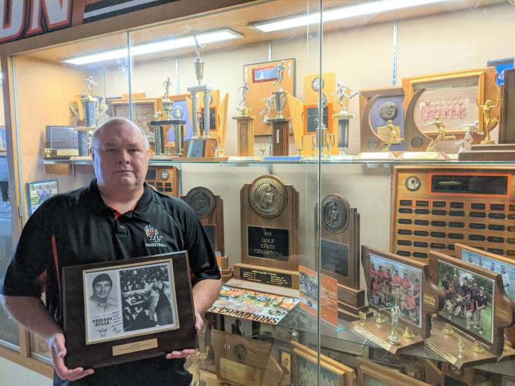Iowa Valley honoring former basketball coach with plaque