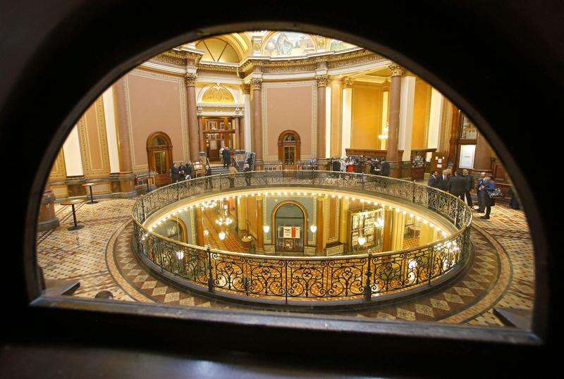 Bill would remove ‘swarm’ of lobbyists from Iowa Capitol rotunda