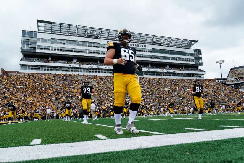Tyler Linderbaum humbly ‘steadying the ship’ on Iowa offensive line