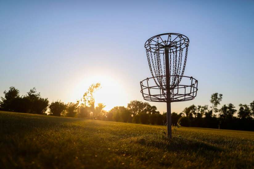With popularity booming, disc golf courses in Hiawatha and Cedar Rapids get new life