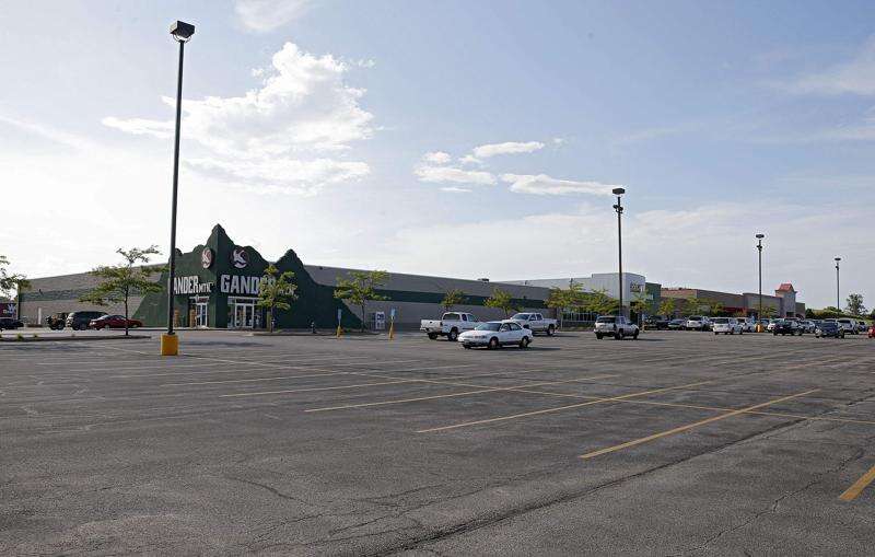 Cedar Rapids shopping center on auction block