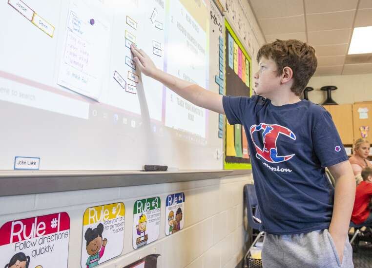 Linn-Mar’s ‘innovative learning model’ gains traction in class 