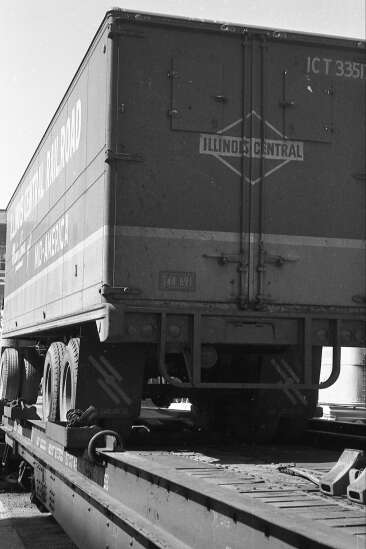 Time Machine: When truck cargo ‘piggybacked’ on flatbed rail cars 