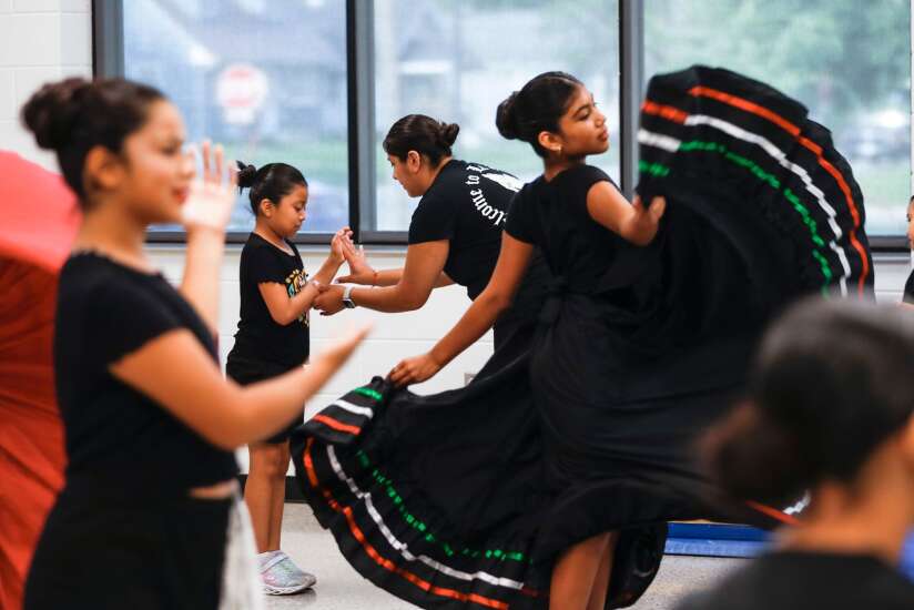 Jovenes latinos crean ‘Fuerzas Culturales,’ el primer grupo de Ballet Folklórico en Cedar Rapids