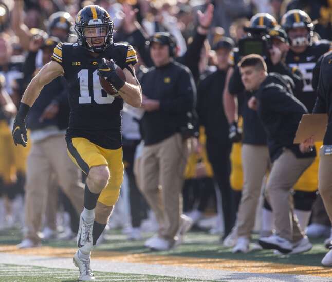 Iowa football keeps Big Ten West hopes in sight by outlasting Illinois