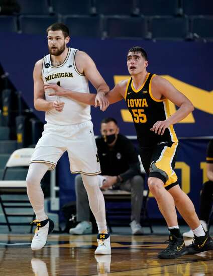 Mercurial Michigan meets red-hot Murray and his Iowa Hawkeyes