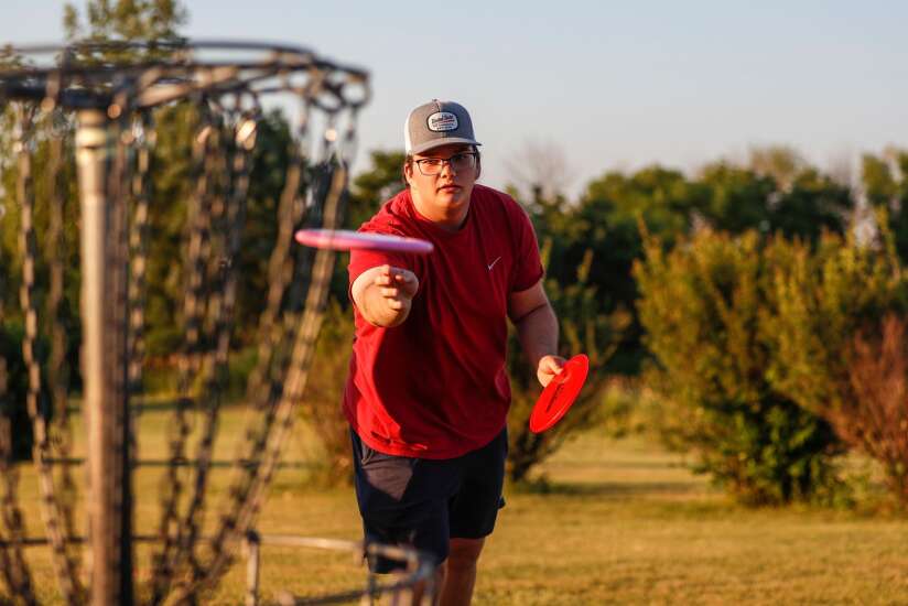 With popularity booming, disc golf courses in Hiawatha and Cedar Rapids get new life