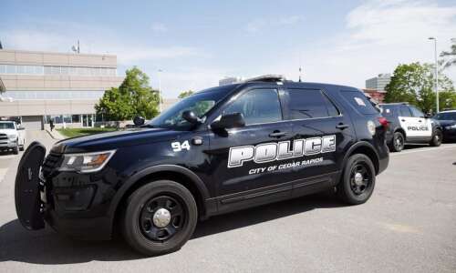 Cedar Rapids officer hurt while making arrest