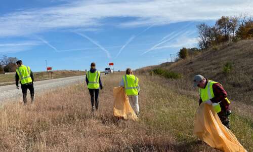 Iowa Wesleyan students clean portion of Highway 34