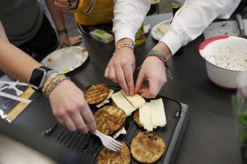 Eat like a champion: University of Iowa teaches athletes how to cook