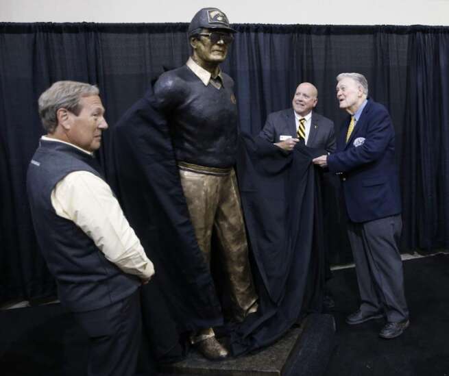 Hayden Fry unveils statue of his likeness at Iowa's FRYfest