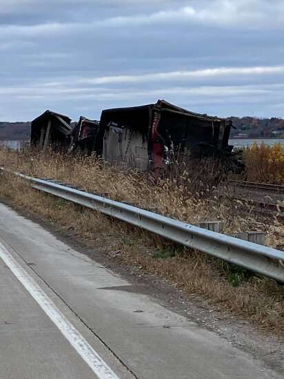 Southeast Iowa train crash sends coal, diesel into Mississippi River