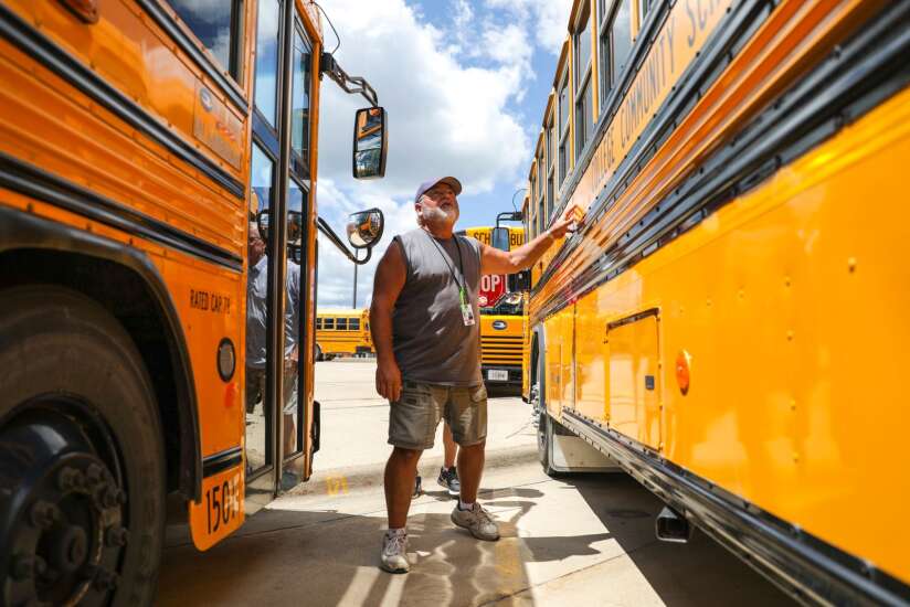 Teamsters give Cedar Rapids schools an ‘F’ on treatment of bus drivers