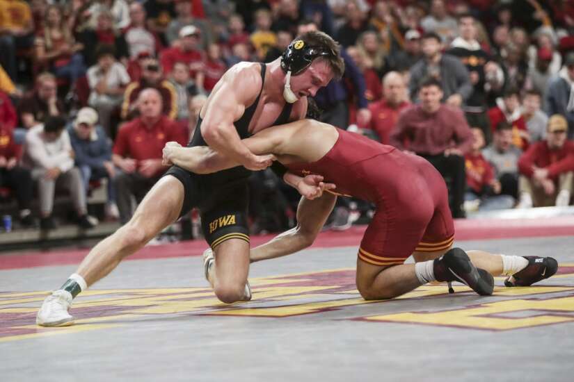 Iowa wrestling extends win streak in Cy-Hawk Series