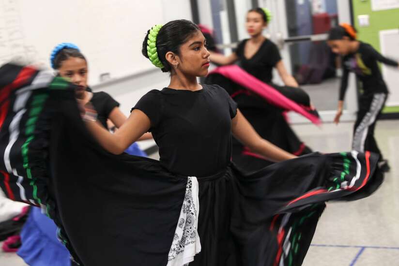 Latino youth form ‘Fuerzas Culturales,’ Cedar Rapids’ first Ballet Folklórico group