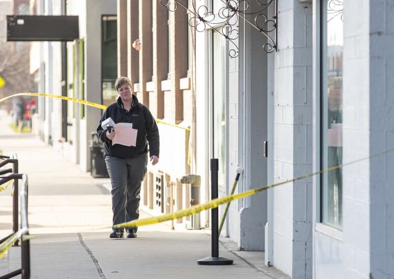 Gunmen kill 2, wound 10 at downtown Cedar Rapids nightclub 