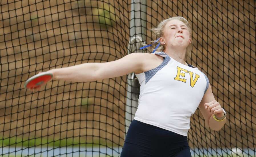 Kennedy Axmear’s sophomore year: First English Valleys Drake Relays title, state discus silver