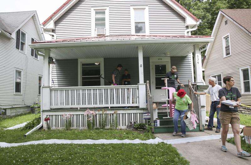 Cedar Rapids volunteers looking for homeowners to help