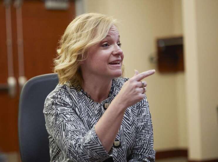 New Cedar Rapids superintendent, Noreen Bush, gets $80,000 raise