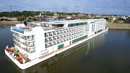 Cruise ship makes first voyage down Mississippi River