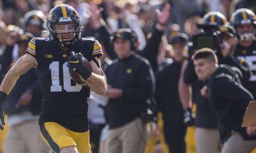 Iowa outlasts Illinois, keeps Big Ten West hopes in sight