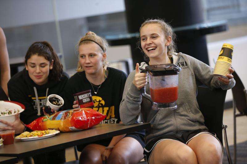 Eat like a champion: University of Iowa teaches athletes how to cook