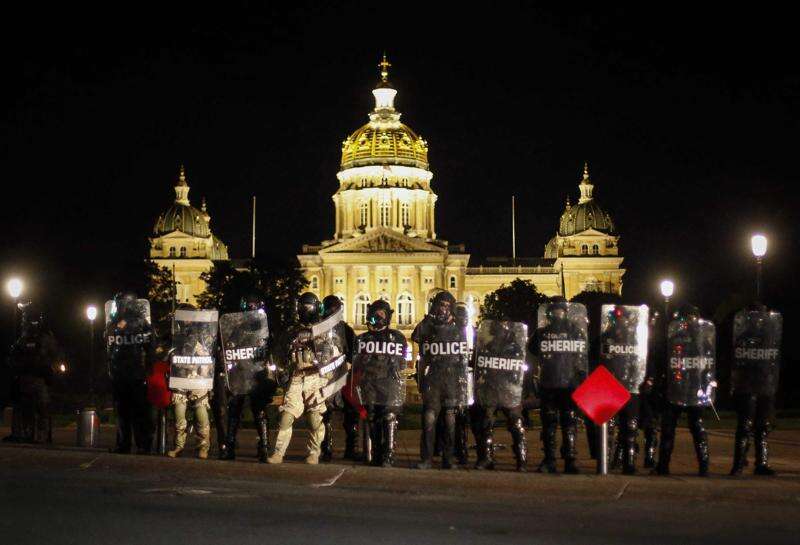 Des Moines police arrest dozens after using tear gas