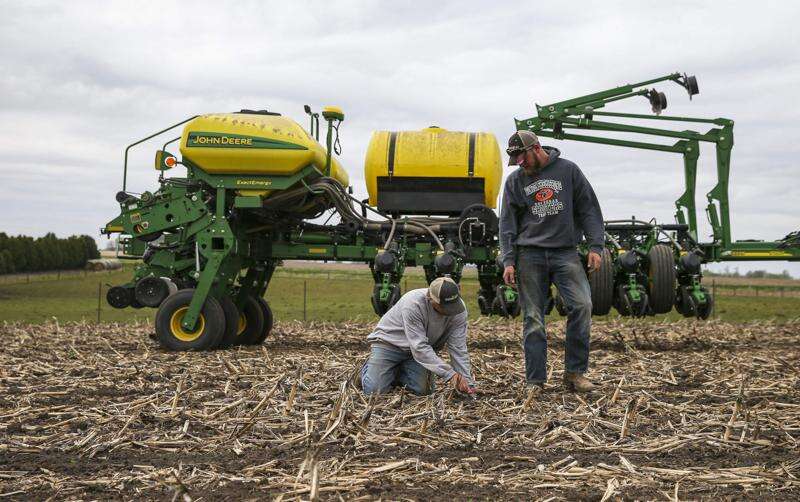 Farm groups urge Biden to lift fertilizer tariffs