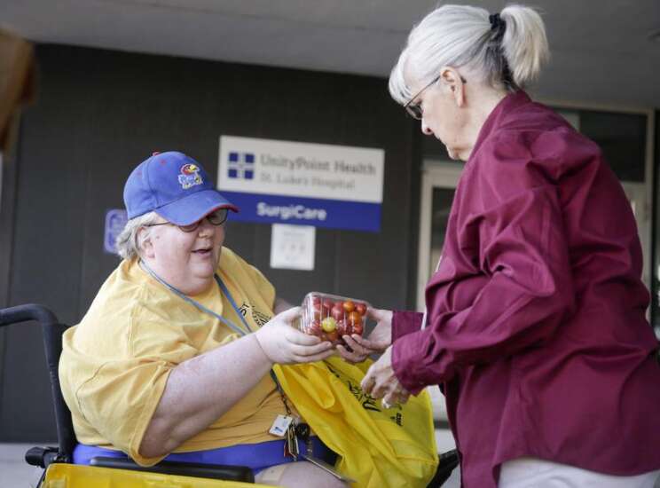 St. Luke’s Hospital partners with Feed Iowa First to provide fresh produce to low-income patients