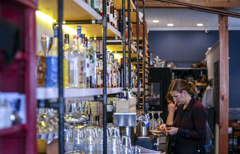Amid uncertainty, Iowa restaurants and bars struggle to hold on