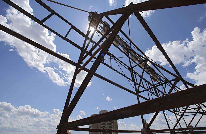 Cedar Rapids skyline sees return of ‘Roosevelt’ lighted sign