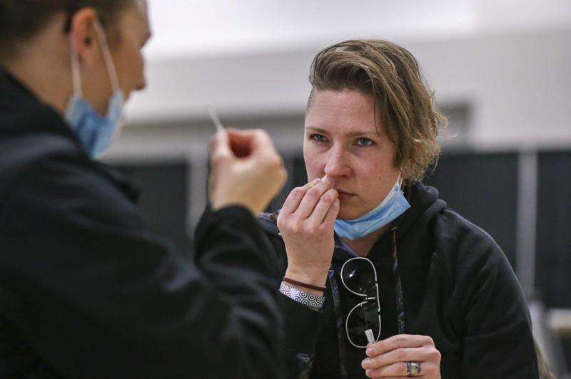 COVID-19 hospitalizations surpass 800 in Iowa