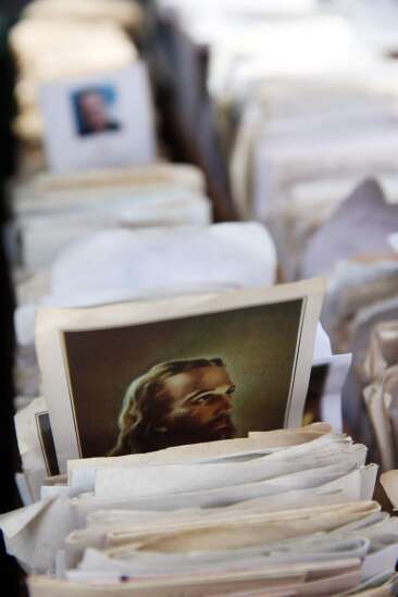 Cedar Rapids pastor has collection of roughly 3,000 funeral programs