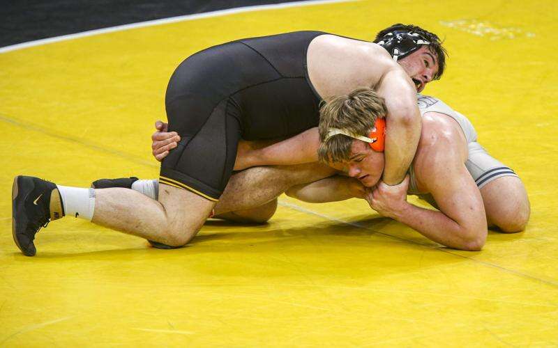 Top-ranked Iowa Hawkeyes continue longest active dual streak with win over Illinois