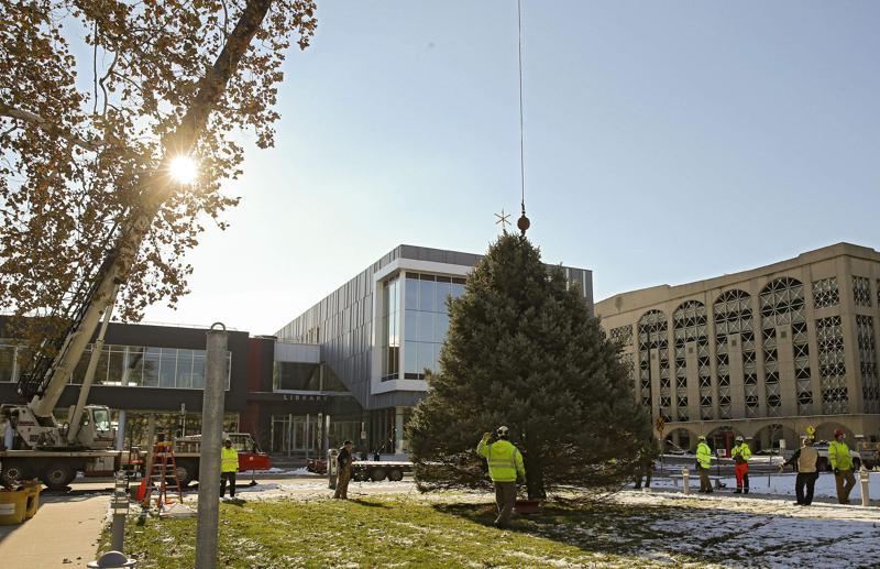 Pohon Natal Cedar Rapids tiba di Greene Square pada hari Senin