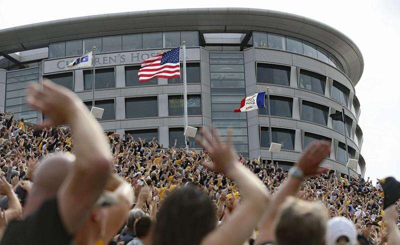 A new tradition? Iowa Hawkeyes fans give wave of support to children’s hospital patients after first quarter