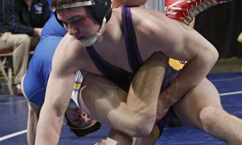 Alburnett wrestling captures first-day lead of Class 1A state tournament