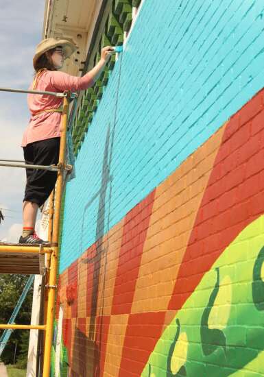 UI students learn about public art by working on murals in Iowa communities
