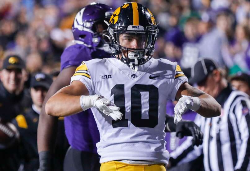 Hawkeyes give their playmaking keys to the kids