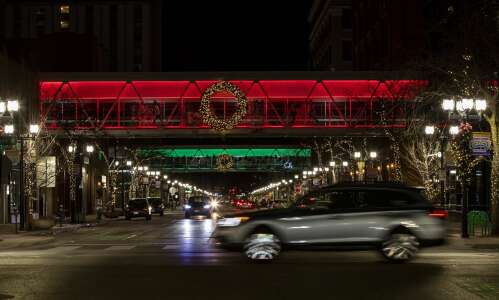Downtown, MedQuarter districts bring holiday lights to Cedar Rapids’ center