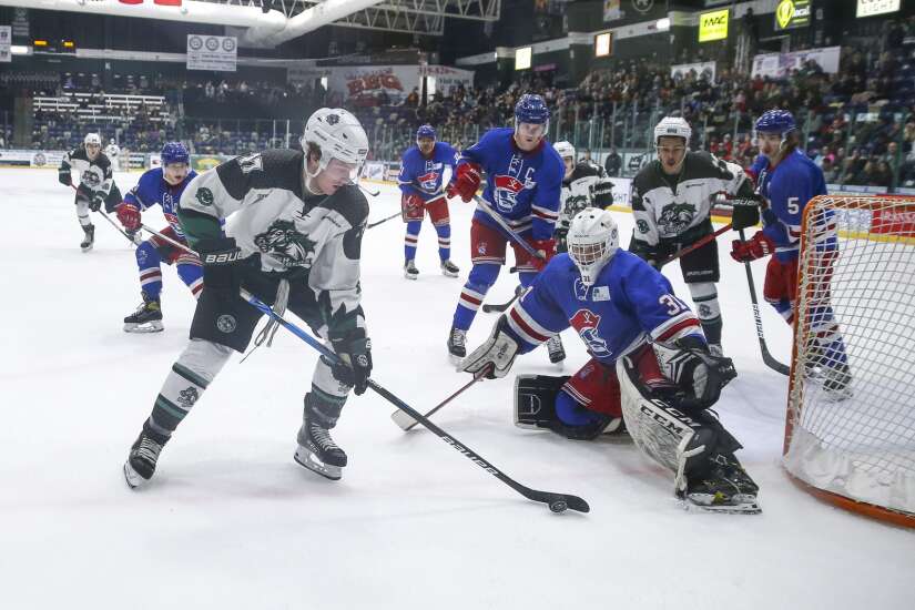 Photos: Cedar Rapids RoughRiders vs Des Moines Buccaneers hockey