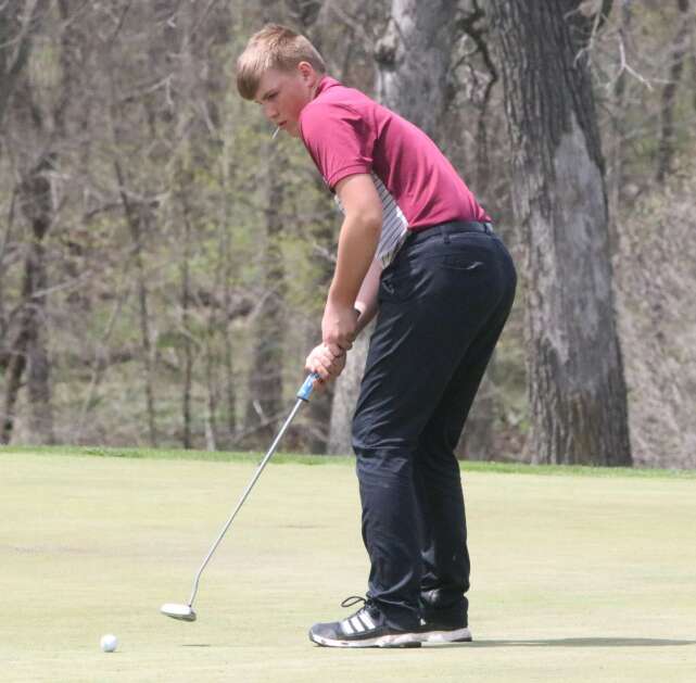 Mt. Pleasant’s Reece Coffman sinks a putt during the 2022 Southeast Conference golf tournament in Fairfield. (Andy Krutsinger/The Union)