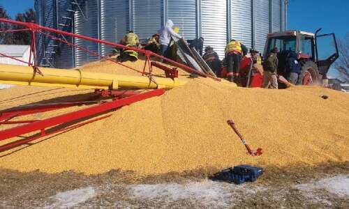 4 trapped in corn spill rescued near Mount Vernon