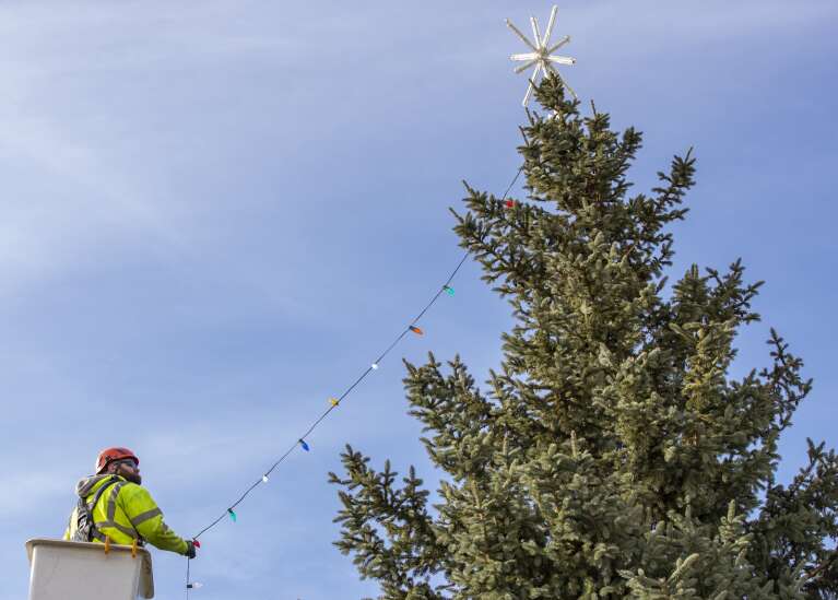 Cedar Rapids spruces up for annual Christmas tree lighting