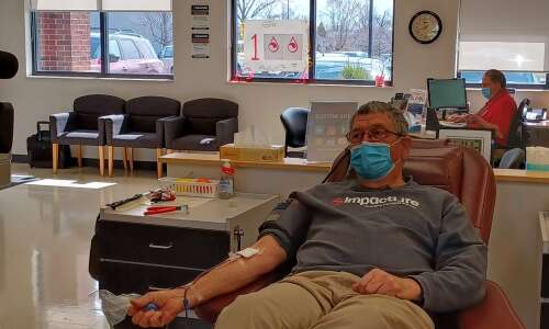 Cedar Rapids man reaches 100th whole blood donation