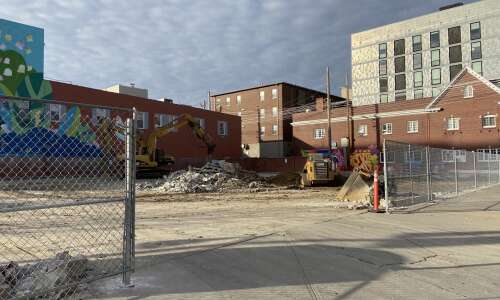 U.S. Bank in downtown Iowa City gets demolished