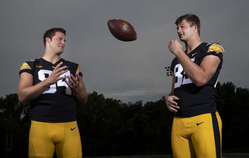 Opportunities loom for multiple Iowa tight ends in 2022