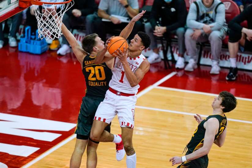 Johnny Davis and the Badgers out-boarded, outplayed Hawkeyes