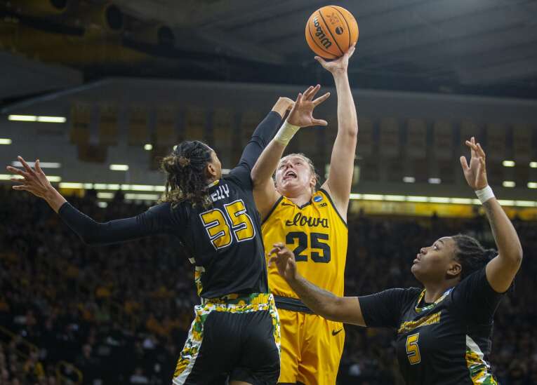 It’s a rout in Round 1: Iowa whips Southeastern Louisiana, 95-43